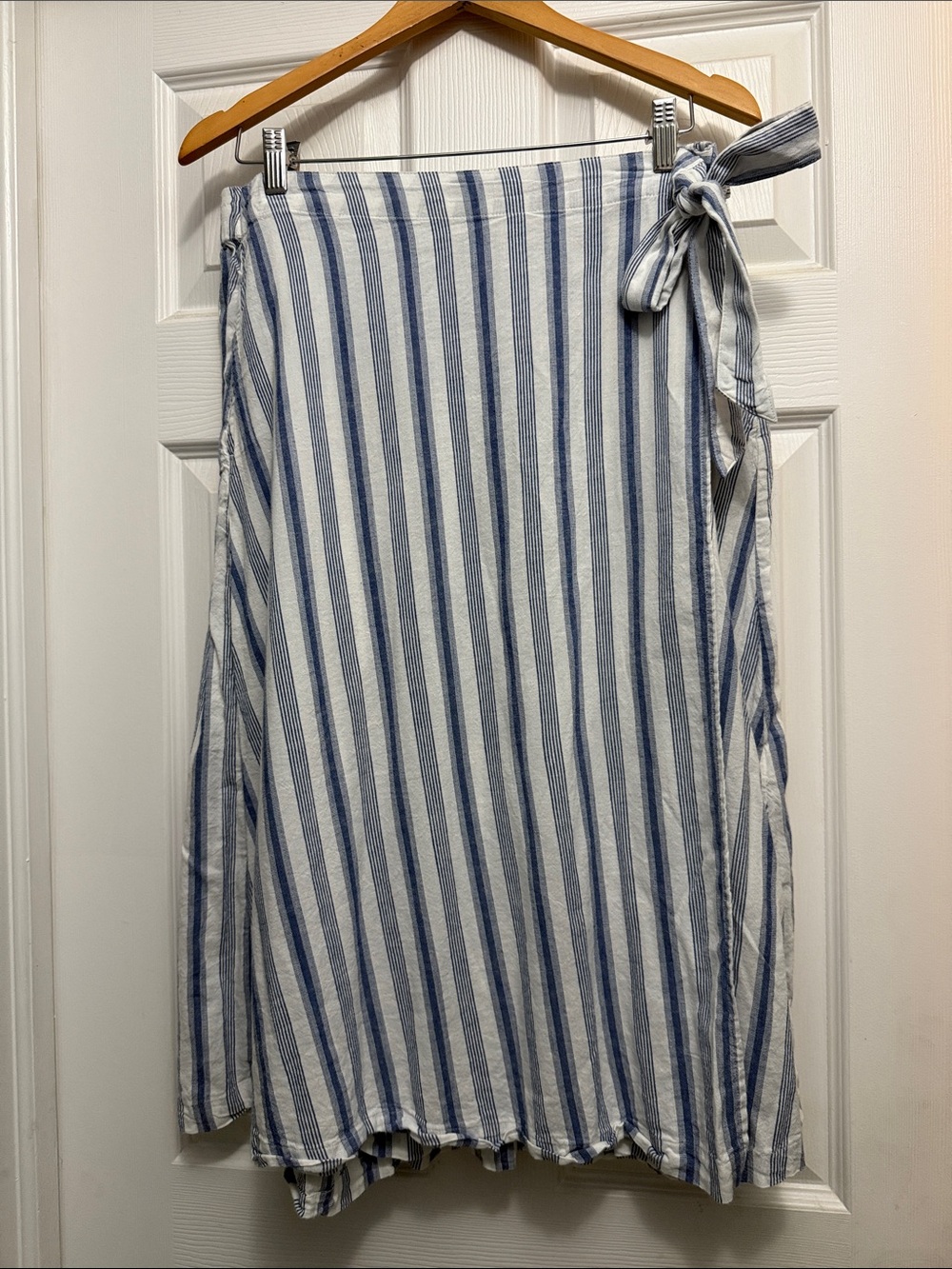 Pretty croft & barrow Blue and White Striped Mock Wrap Midi Skirt Sz L